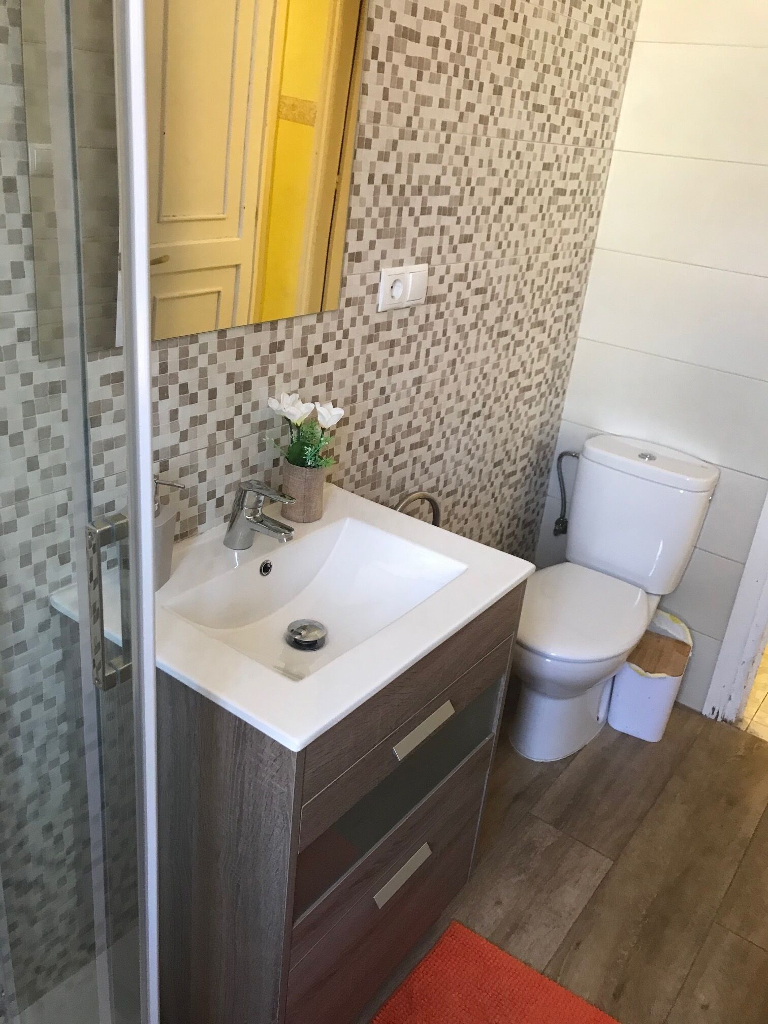 Kombinert dusj/badekar, hårføner, håndklær og såpe