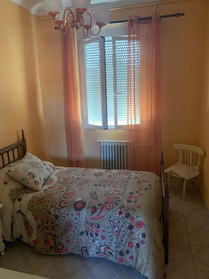 4 chambres, bureau, fer et planche à repasser, draps fournis