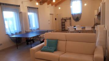 Smart TV, lettore DVD, tavolo da ping pong