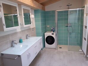 Shower, hair dryer, bidet, towels - LITTLE FROG on UNESCO Piedmont Langhe Monferrato WINE HILLS. Garden BBQ pingpong (agliano terme)
