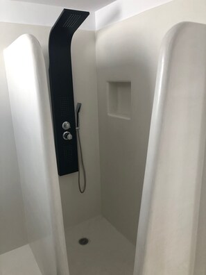 Asciugacapelli, asciugamani, sapone, shampoo