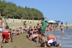 Na praia, espreguiçadeiras