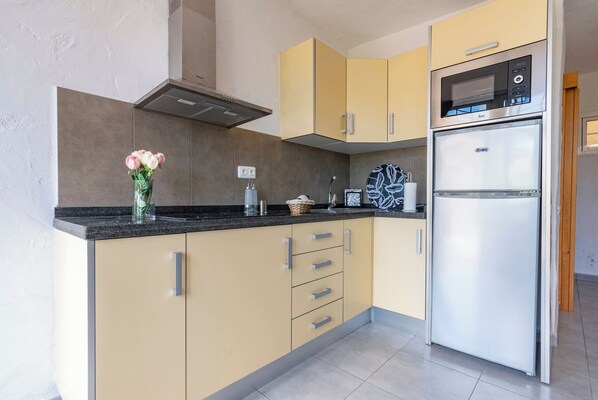 Fridge, microwave, stovetop, coffee/tea maker - GC0282 Holiday house with shared pool in Mogán (Mogán)