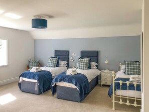 6 bedrooms, free WiFi, bed sheets - 6 bedroom accommodation in Brecon (Brecon)