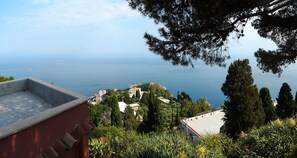 Property grounds - Charming  elegantly  apt in villa near the center but in a very quite area (taormina)