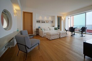TV - Charming  elegantly  apt in villa near the center but in a very quite area (taormina)