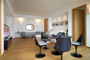 2 bedrooms, in-room safe, internet, bed sheets
