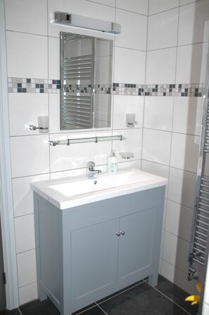 SĂšche-cheveux, serviettes fournies, savon, papier toilette