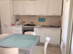 Frigorifero, forno, piano cottura, macchina per tè/caffè