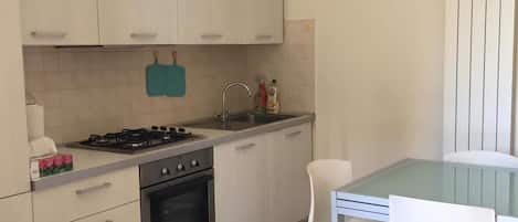Fridge, oven, stovetop, coffee/tea maker