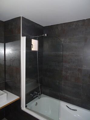 Ensemble douche/baignoire, sèche-cheveux, serviettes fournies