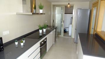 Frigorífico, microondas, horno y placa de cocina