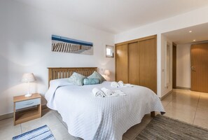 2 chambres, fer et planche à repasser, lit de b ébé portatif