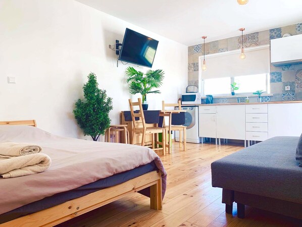 Standard Studio | Free WiFi, bed sheets