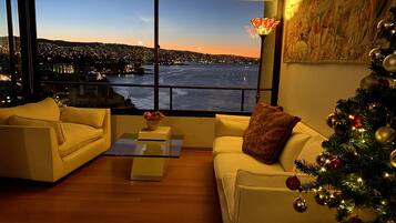 Smart TV, DVD player, stereo