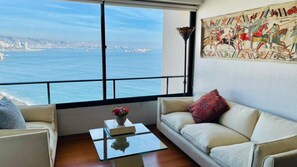 Smart TV, DVD player, stereo - Spectacular Beachfront Apartment with Underground Parking (Viña)