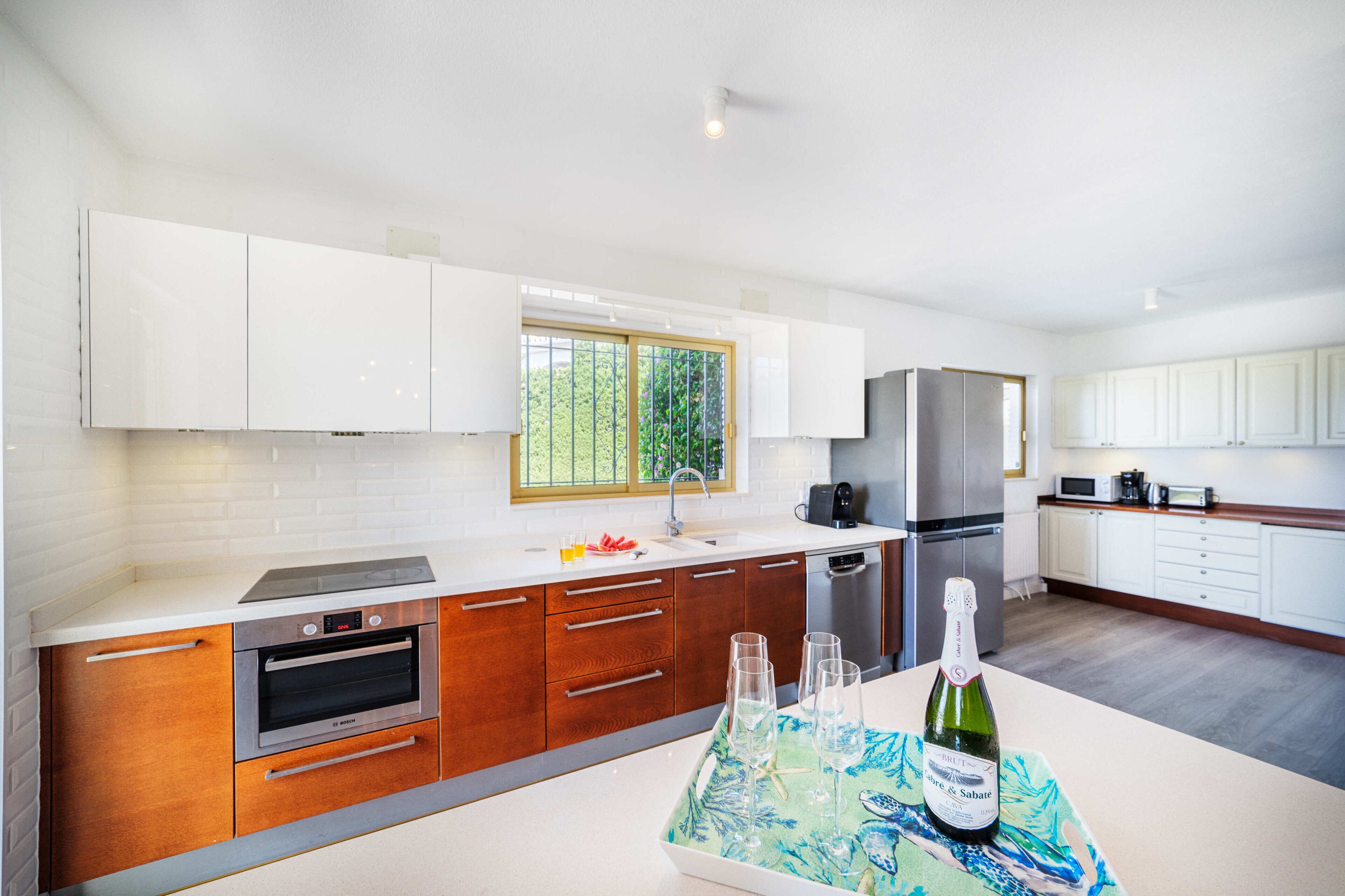 Frigorífico, microondas, horno y placa de cocina