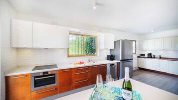 Frigorífico, microondas, horno y placa de cocina