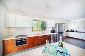 Fridge, microwave, oven, stovetop - Villa with wonderful view and great location. (Las Lagunas de Mijas)