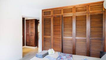 4 slaapkamers, een strijkplank/strijkijzer, reisbedje, wifi