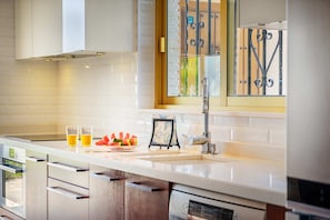 Frigorífico, microondas, horno y placa de cocina