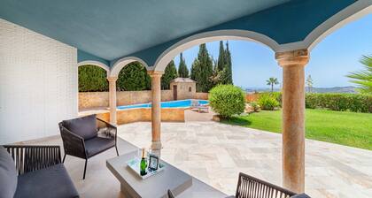 Villa with wonderful view and great location.