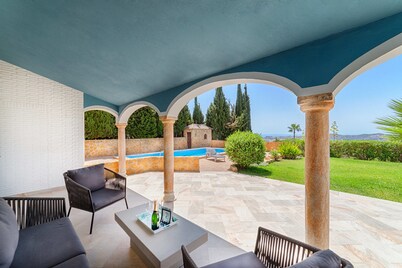 Villa with wonderful view and great location.