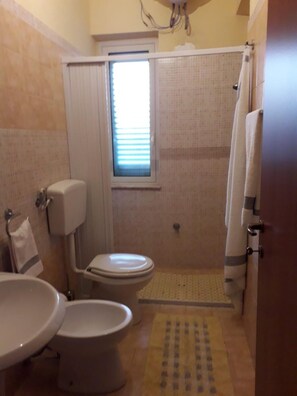 Dusche, Haartrockner, Bidet, Handtücher