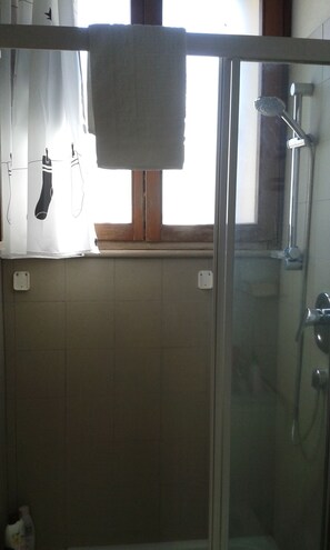 Douche, sèche-cheveux, serviettes fournies, savon