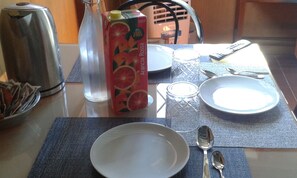 Réfrigérateur, micro-ondes, bouilloire électrique