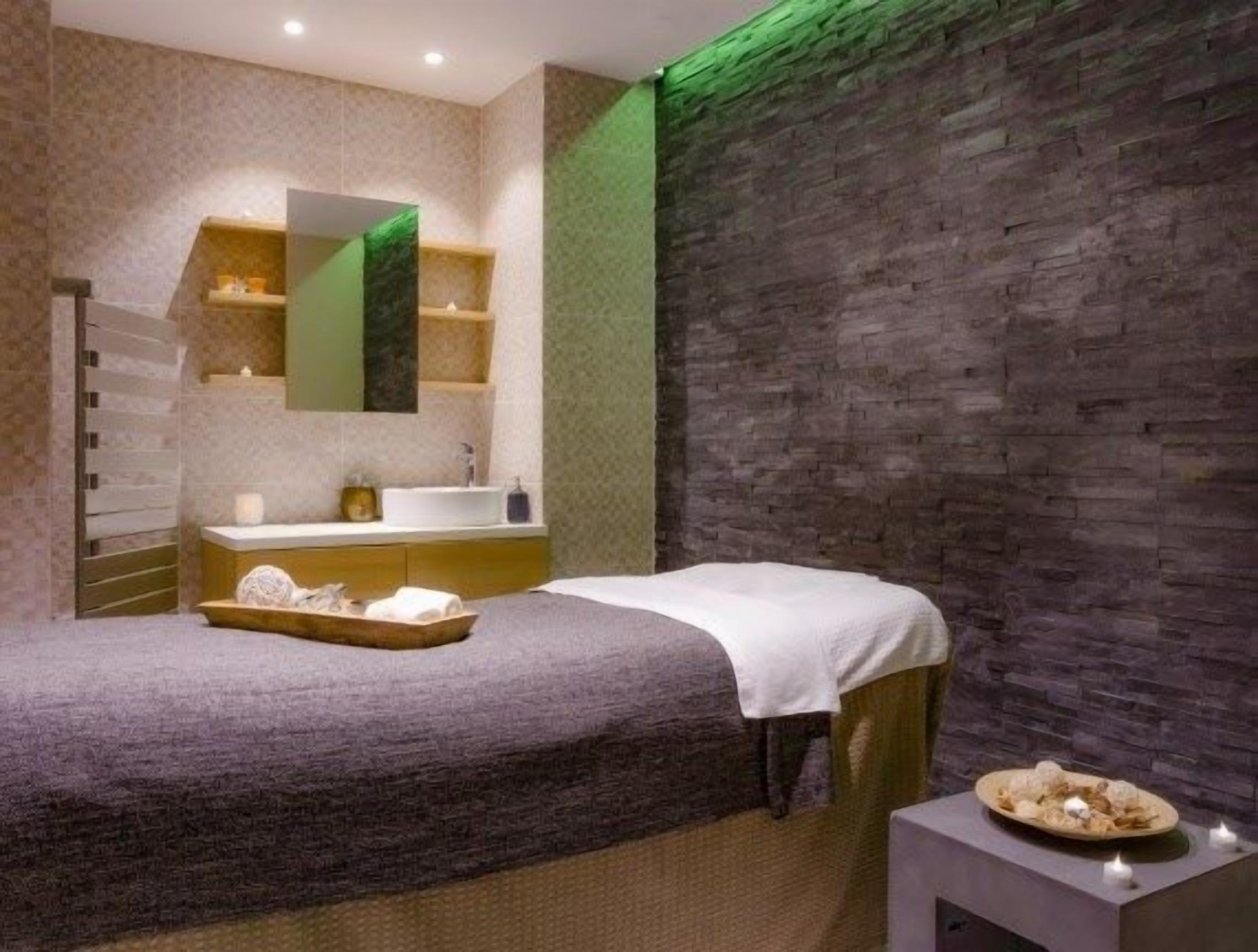 Enjoy the excellent on-site beauty and health amenities!