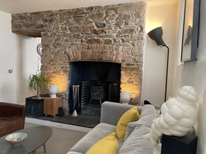 Fernseher, Kamin, Stereoanlage