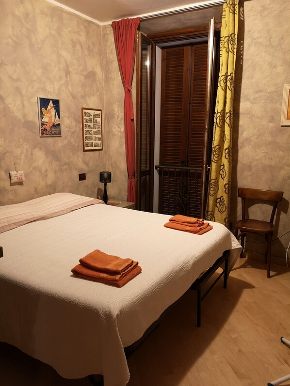 1 chambre, fer et planche à repasser, draps fournis