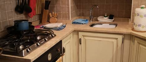 Micro-ondes, cafetière/bouilloire