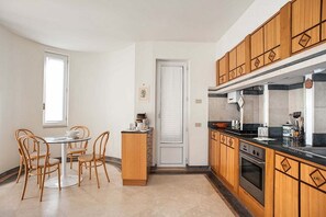 Réfrigérateur, un four, surface de cuisson, lave-vaisselle
