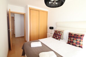 2 bedrooms, iron/ironing board, internet