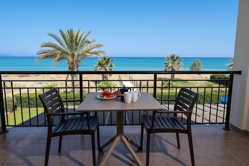 Anthiana Beach Villa - Argaka -  A Seafront villa that sleeps 8 guests in 4 bedrooms