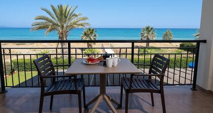 Anthiana Beach Villa - Argaka - A Seafront villa that sleeps 8 guests in 4 bedrooms