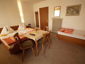 Room - Three- and four-bed rooms 34 lake view - Gasthof zur Landeroith (Weyregg am Attersee)