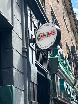 Een gebouw met een bord voor Casa Piena, een pizzeria en patisserie, opgericht in 1976.