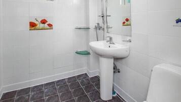 Duplex | Bathroom | Shower, free toiletries, hair dryer, towels