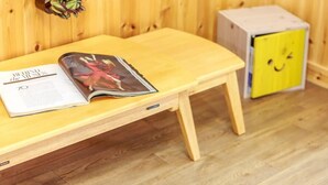 Un banco de madera con una revista y un libro.