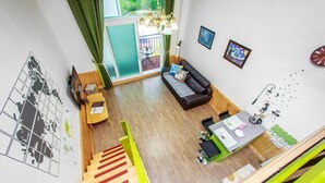 Una sala moderna con un sofá, un comedor y una escalera.