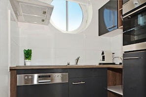 Wasserkocher mit Kaffee-/Teezubehör, Kühlschrank, Ofen, Herdplatte