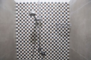 Douche, sèche-cheveux, serviettes fournies, savon