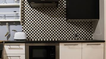 Een koelkast, een microgolfoven, een waterkoker, een broodrooster