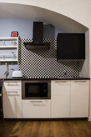 Een koelkast, een magnetron, een waterkoker, een broodrooster