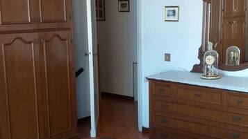 2 Schlafzimmer, BĂŒgeleisen/BĂŒgelbrett, WLAN, BettwĂ€sche