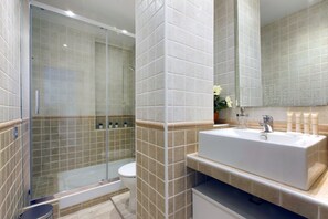 Shower, free toiletries, hair dryer, towels - Al-Andalus Boutique (Torremolinos)
