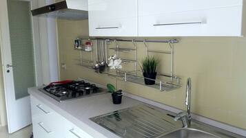 Kühlschrank, Ofen, Herdplatte, Kochgeschirr/Geschirr/Besteck